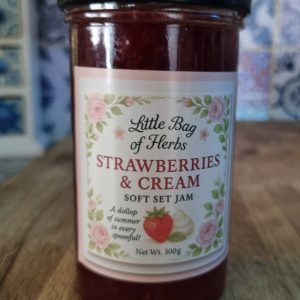 Strawberries & Cream 
(Strawberry & Vanilla Jam)